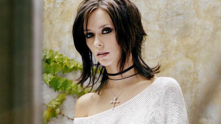 Jennifer Love Hewitt In White Dress Closeup Pose